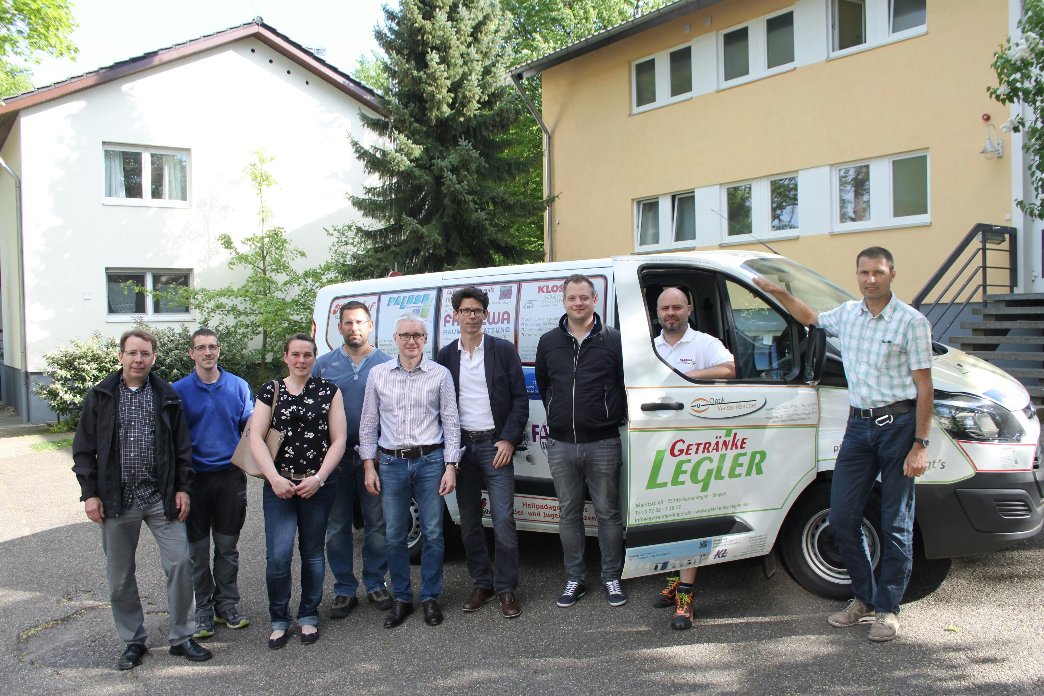Einen Neunsitzerbus für den Sperlingshof Remchingen spendeten 30 regionale Unternehmen, bei denen sich der stellvertretende Geschäftsführer Raimund Schmidt (rechts) bedankte.